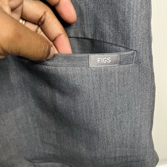FIGS Casma Women’s Three-Pocket Scrub Top – Graphite - Size Medium - Picture 7 of 7